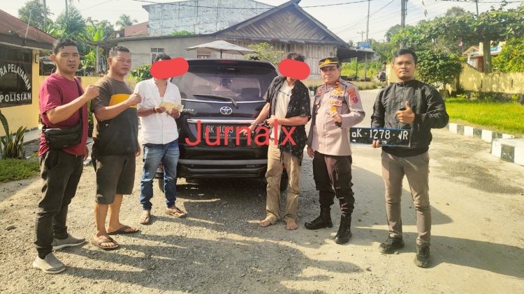 Kedua pelaku curat dan barang bukti diapit Kapolsek Dolok Panribuan IPTU Ponijan Damanik S.H bersama anggota