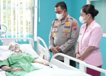 Kapolda Sumut Irjen Pol. Whisnu Hermawan Februanto, S.I.K., M.H bersama Ketua Bhayangkari Daerah Sumut Ny. Mona Whisnu, menjenguk Elida Delviana Tamin, korban kecelakaan lalu lintas melibatkan tiga anggota Polri di Medan. (Foto Ist)