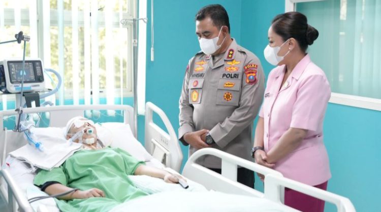 Kapolda Sumut Irjen Pol. Whisnu Hermawan Februanto, S.I.K., M.H bersama Ketua Bhayangkari Daerah Sumut Ny. Mona Whisnu, menjenguk Elida Delviana Tamin, korban kecelakaan lalu lintas melibatkan tiga anggota Polri di Medan. (Foto Ist)
