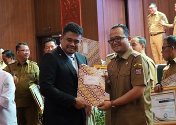 Wakil Wali Kota Muhammad Fadly Abdina menerima Sertifikat Pembagian Dana Bagi Hasil (DBH) dari Gubernur Sumut Muhammad Bobby Afif Nasution
