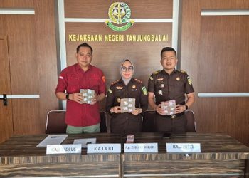 Kepala Kejaksaan Negeri (Kajari) Tanjungbalai Yuliyati Ningsih SH didampingi Kasi Pidsus Anton Sudjarwo dan Kasi Intelijen Juergen K. Marusaha Panjaitan menunjukkan UP Korupsi senilai Rp 278 juta