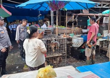 Personil Satuan Binmas Polres Pematangsiantar melaksanakan patroli dan sambang Kamtibmas kepada para pedagang Eks Gedung IV Pasar Horas