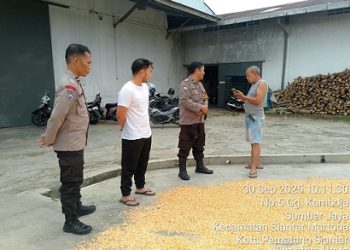 Kanit Binmas IPDA Bernard Sitorus bersama Bhabinkamtibmas Aiptu Ungkap Hutagalung dan Bripka Manoa Sitanggang melakukan sambang ke UD Samudra Jaya Kilang Jagung