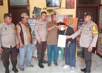 Ayah R dan putrinya ADP saat berdamai di Polsek Siantar Barat