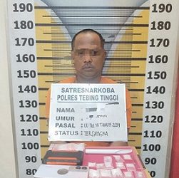 Tersangka JF dan barang bukti