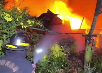12 Unit Rumah Semi Permanen di Jalan Asia Mega Mas Dilalap Si Jago Merah