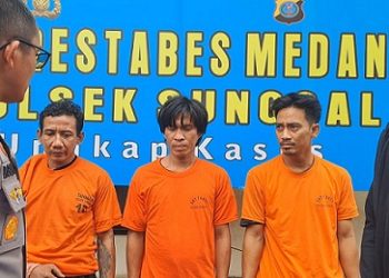 Kapolsek Sunggal Kompol Bambang G Hutabarat S.H. M.H saat paparan kasus curanmor dengan menghadirkan tiga pelaku di Polsek Sunggal. (Foto Ist)