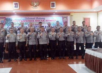 Wakapolres Pematangsianțar Kompol Hendri Situmorang MM, Kasat Samapta AKP Mariduk Tambunan SH. MH dan Tim Dit Samapta Polda Sumut photo bersama para peserta