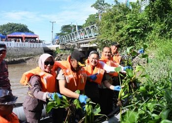 Lanal TBA Bersama Forkopimda, dan Masyarakat Aksi Bersihkan Aliran Sungai dan Gorong Gorong Sambut HUT TNI ke 80