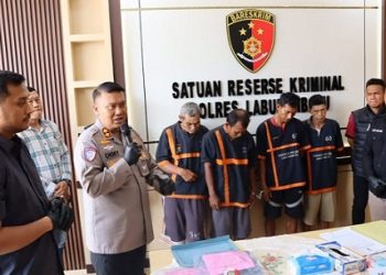 Kapolres Labuhanbatu AKBP Choky Sentosa Meliala saat paparan tindakan pencabulan dan persetubuhan dengan menghadirkan empat tersangka terdiri dari ayah, paman dan dua teman sang ayah. (Foto Ist)