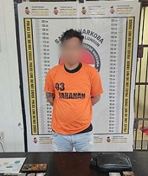 Tersangka Yunus Pandiangan dan barang bukti di Sat Resnarkoba Polres Simalungun