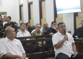 Mantan Kadis PUPR Sumut Topan Obaja Putra Ginting (TOP) dan Kepala UPTD Gunung Tua, Rasuli Effendi Siregar hadir dalam persidangan sebagai saksi kasus dugaan suap proyek jalan. (Foto Ist)
