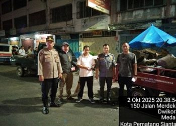Plh Kaposlek Siantar Barat IPDA Ganda Rezeki Sinaga SH bersama para personil melaksanakan monitoring kegiatan relokasi para pedagang eks Gedung IV Pasar Horas