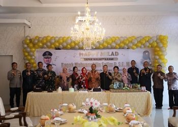 Wali Kota Tanjungbalai Mahyaruddin Salim didampingi Istri yang juga Ketua TP-PKK Ny Mashandayani mendapatkan surprise di hari ulang tahunnya yang hari ini genap berusia 43 tahun