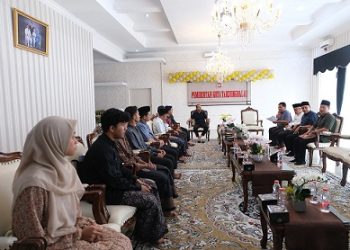 Wali Kota Tanjungbalai, Mahyaruddin Salim menyerahkan voucher bantuan beasiswa pendidikan kepada 9 orang mahasiswa yang lolos seleksi untuk melanjutkan studi ke Universitas Al-Azhar Kairo, Mesir
