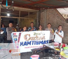 Pawas) IPDA Todo Tamba bersama piket Bhabinkamtibmas Aiptu Ungkap Hutagalung dan Bripka Manoa Sitanggang menggelar kegiatan Jumat Curhat Kamtibmas kepada masyarakat Jalan Narumonda Bawah