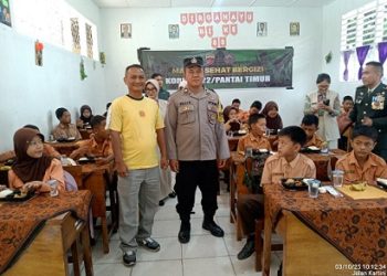 Bhabinkamtibmas Kelurahan Banjar AIPTU Wellinton Nababan melaksanakan monitoring pembagian Makan Bergizi Gratis (MBG) di SMP Swasta Kartika