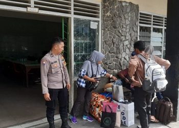 Bhabinkamtibmas Kelurahan Kahean AIPDA H.E. Pane melaksanakan kegiatan patroli dan sambang di Eks Terminal Sukadame Parluasan