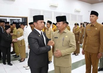 Drs Risbon Sinaga MM dilantik menjadi Sekretaris Dinas Pendidikan Kota Pematangsiantar menerima ucarapan selama dari Sekda