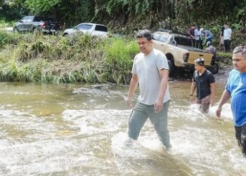 Bobby Nasution dan Topan Obaja Ginting saat Off Road di Jalan Sipiogot. (Foto Ist)