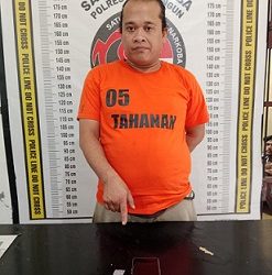 Tersangka Dolphin Bella Rokan alias Bela dan barang bukti