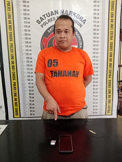 Tersangka Dolphin Bella Rokan alias Bela dan barang bukti