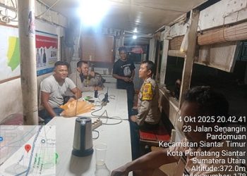 Piket Bhabinkamtibmas AIPDA Okto Sihole dan AIPDA G. Sinaga menggelar Saling (Sapa Siskamling) di Pos Kamling Jalan Senangin