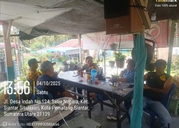 Bhabinkamtibmas Kelurahan Setia Negara AIPTU Januar Butar Butar sambangi warga Jalan Desa Indah
