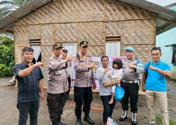 Kapolsek Tanah Jawa Kompol Asmon Bufitra SH. MH bersama personil saat berikan bantuan sembako kepada warga membutuhkan