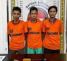 Ketiga tersangka dan barang bukti 