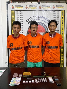 Ketiga tersangka dan barang bukti