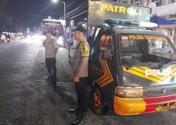 Piket Bhabinkamtibmas AIPTU H. Simangunsong, AIPTU P. Simanjuntak dan AIPDA Yudi Patra menggelar kegiatan Blue Light Patroli (BLP) diseputaran Jalan Sisingamangaraja