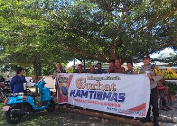 Piket Bhabinkamtibmas AIPTU RP. Damanik dan BRIPKA Agus R melaksanakan kegiatan Minggu Kasih Curhat Kamtibmas di Gereja HKBP Sipinggol Pinggol