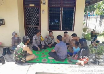 personil  Piket Polsek Siantar Utara melakukan mediasi dugaan keribuatan di Jalan Kain Batik