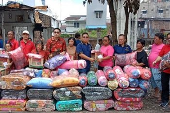 Anggota DPRD Medan Agus Setiawan dan tim saat menyerahkan bantuan kepada korban kebakaran di Gang 4 Asia Mega Mas Kawasan Daerah Pinggiran Rel (Lingkungan 15), Kelurahan Sukaramai 2, Kecamatan Medan Area, Kota Medan. (Foto Ist)