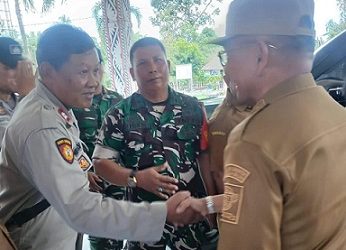 Kapospol Ujung Padang Aiptu Misdi bersama Bhabinkamtibmas Aipda Surya Atmaja dampingi Bupati Simalungun Dr. H. Anton Achmad Saragih, S.E. M.M sidak lima lokasi strategis di Kecamatan Ujung Padang