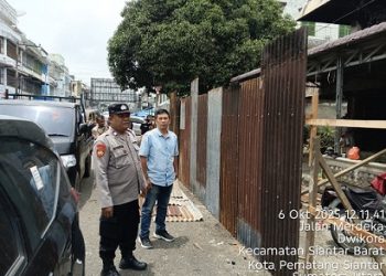 Kasub Sektor Pasar Horas AIPTU Edi Syahputra SH melakukan monitoring kegiatan pemasangan pagar seng seputaran Gedung IV