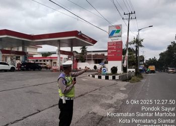 personil piket Sat Lantas saat Gatur Lalin mengurai kemacetan