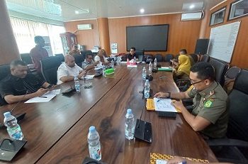 Komisi 4 DPRD Medan dipimpin Paul Mei Anton Simanjuntak memimpin rapat soal bangunan di Jl Adi Sucipto dan Jln Sei Deli dan merekomemdasikan untuk disegel. (Foto Romulo)
