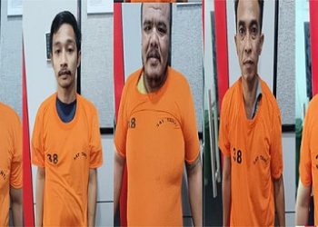 Lima orang pria diduga pengedar sabu di Perumahan Griya Ganda Asri di Jalan Besar Deli Tua, Desa Sidomulyo, Kecamatan Sibiru-biru, Kabupaten Deli Serdang yang ditangkap polisi. (Foto Ist)