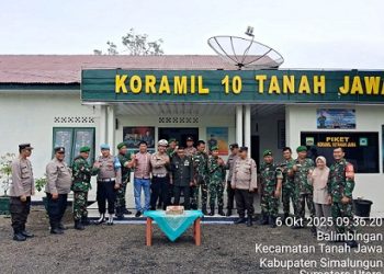 Kapolsek Tanah Jawa Kompol Asmon Bufitra SH. MH diwakili Panit Lantas IPDA R. Perangin angin bersama personil memberikan surprise di Mako Koramil 10/Tanah Jawa,