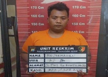 Pelaku pencurian ponsel milik mahasiswa, Rio Dermawan yang ditangkap personil Polsek Medan Baru. (Foto Ist)
