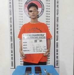Tersangka AS dan barang bukti diamanka di Sat Resnarkoba Polres Pematangsiantar