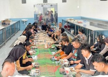 Kapolres Pematangsiantar AKBP Sah Udur T.M. Sitinjak SH. SIK. MH makan siang bersama karyawan SPPG Polres Pematangsiantar
