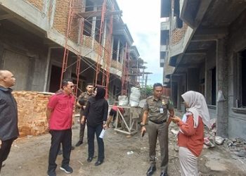Ketua Komisi 4 DPRD Kota Medan, Paul Mei Anton Simanjuntak didampinggi anggota Komisi Lailatul Badri dan Ahmad Affandi saat peninjauan Permata Krakatau, Jalan Pembangunan 3, Kelurahan Glugur Darat I, Medan Timur. (Foto Romulo)