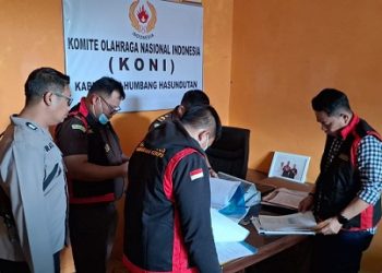 Tim Kejari Humbahas mengeledah kantor Komite Olahraga Nasional Indonesia (KONI) Humbahas, (Foto Ist)
