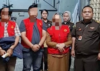 Kejari Binjai menahan Plt Kepala Dinas PUTR Pemkot Binjai berinsial RIP dan PPTK beserta rekanan atas dugaan korupsi pengelolaan Dana Bagi Hasil (DBH) sawit. (Foto Ist)
