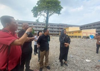 Ketua Komisi 4 DPRD Medan Paul Mei Anton Simanjuntak didamping anggota Komisi Ahmad Afandi saat meninjau eks kampus ITM yang akan dibangun Institut Kesehatan Helvetia. (Foto Romulo)