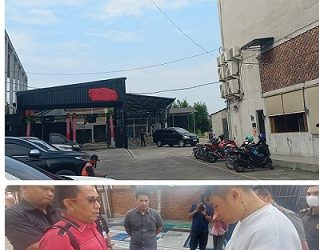 Pembangunan doorsmeer di Jln H Adam Malik, Sei Agul yang diduga tidak memiliki izin PBG dan Komisi 4 DPRD Medan diarea lokasi. (Foto Romulo)