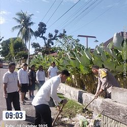 Bhabinkamtibmas Kelurahan Kristen BRIPKA Swandi bersama Perangkat Kelurahan Kristen dan masyarakat melaksanaskan gotong royong di Jalan Bahagia